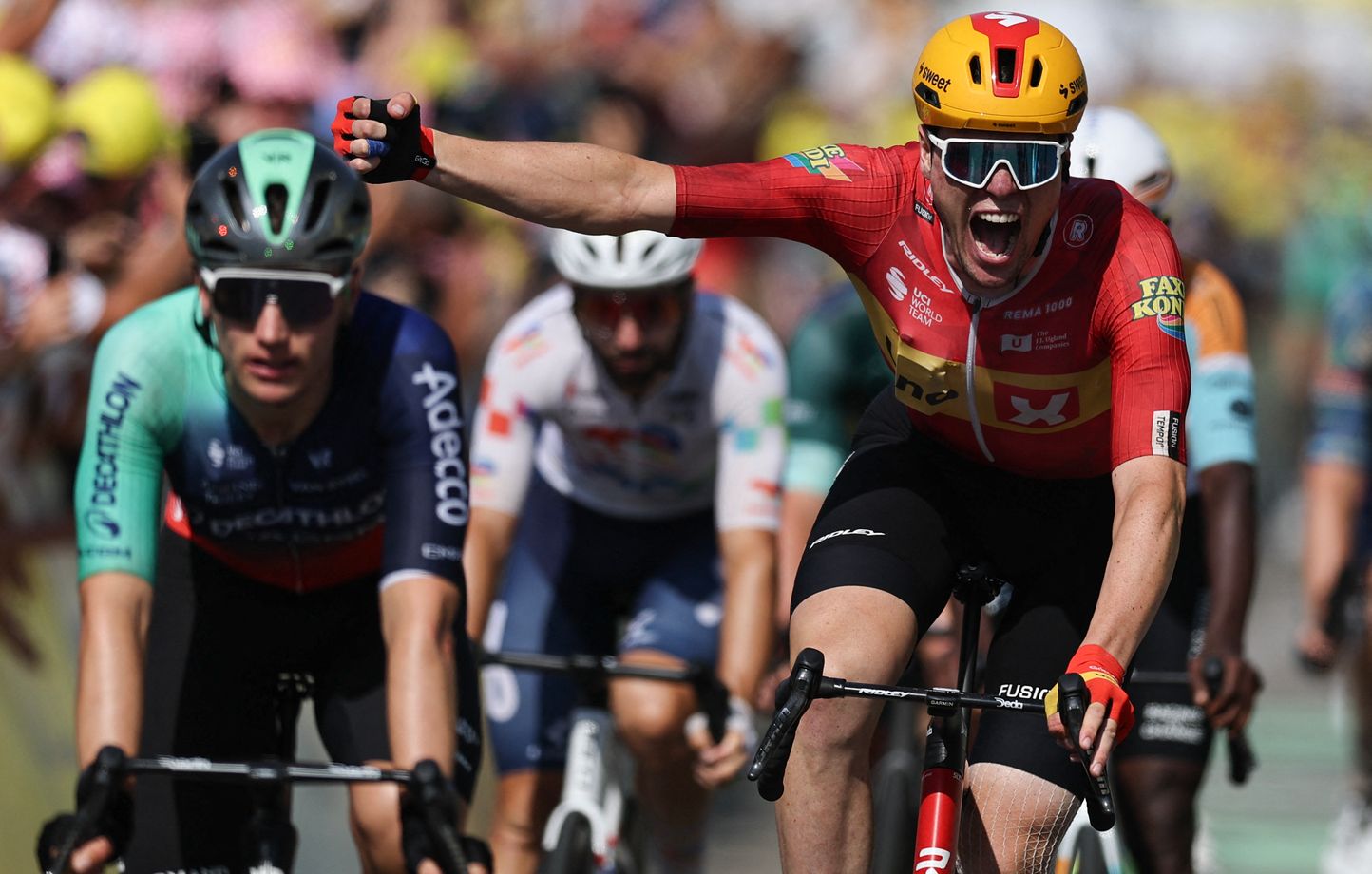 El noruego Waerenskjold sorprende al sprint, al final de la etapa más rápida de la historia del Tour… El noruego Waerenskjold sorprende al sprint, al final de la etapa más rápida de la historia del Tour…